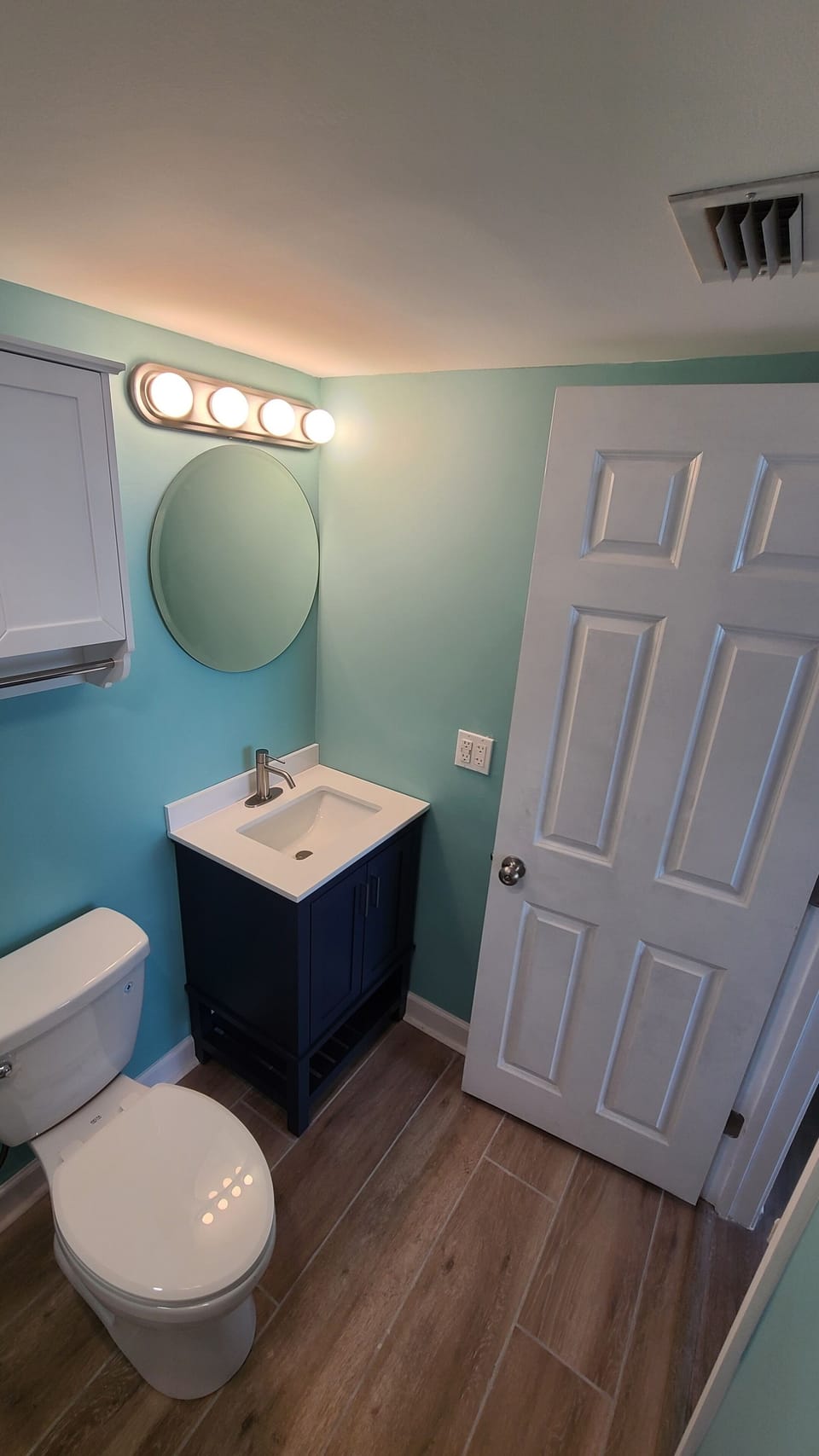 Get ready in a modern bathroom - 2023