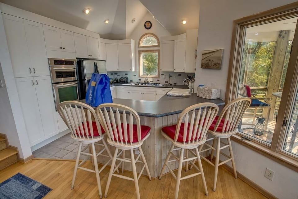 Top-Level Kitchen with Bar (seats 4)