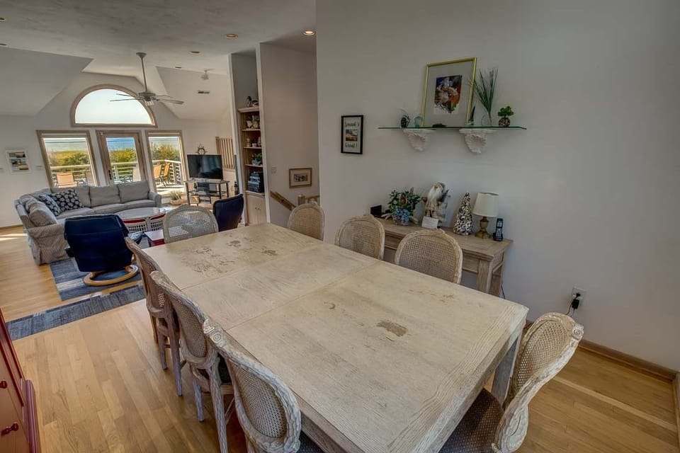 Top-Level Dining Room with Table (seats 8)