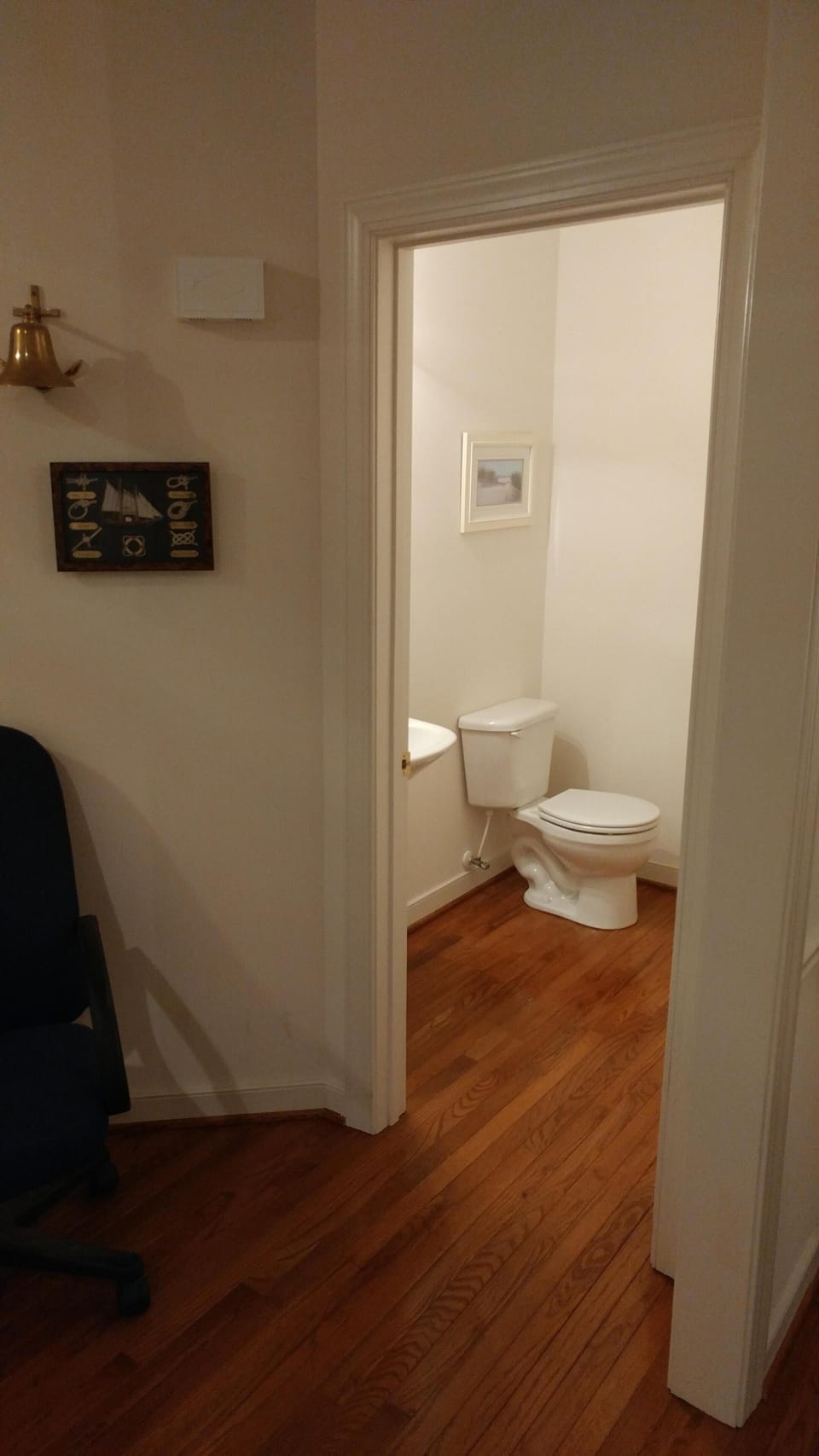 1/2 bath off foyer