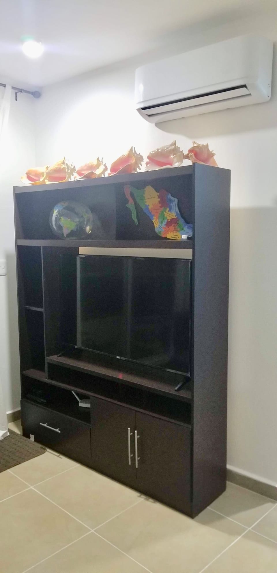 Tv equipped with WiFi, cable , Netflix 