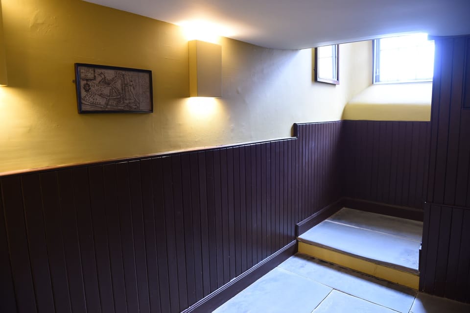 Middle landing, between first floor and second floor