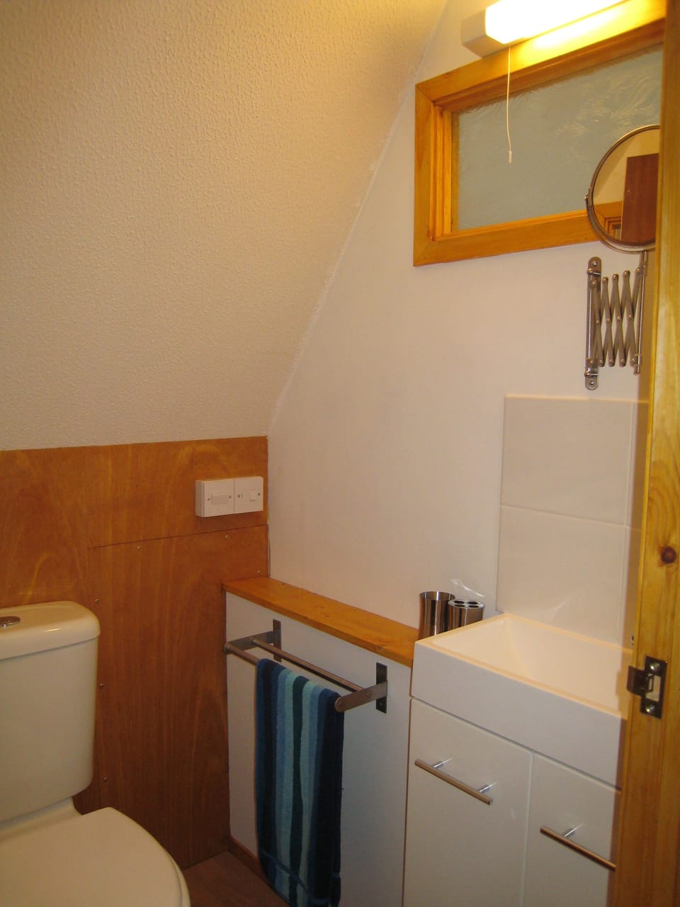 upstairs extra toilet and hand basin