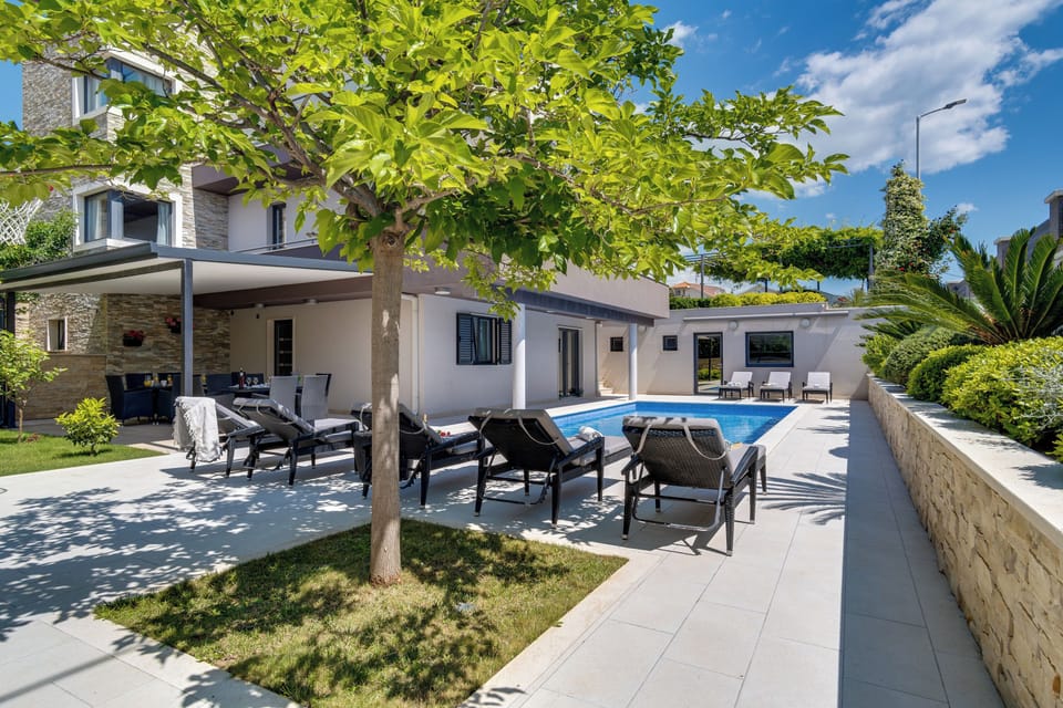 Villa Lucas with heated pool, whirlpool, sauna, 7 bedrooms, 7 bathrooms