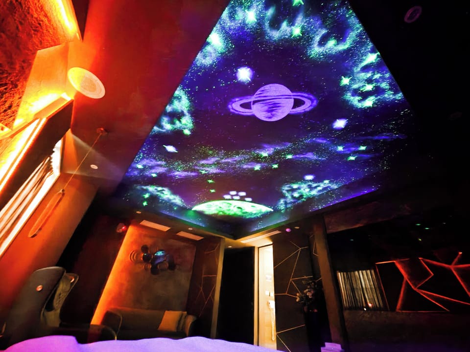 Romantic Room, 1 King Bed, Non Smoking | Hypo-allergenic bedding, minibar, individually furnished, desk
