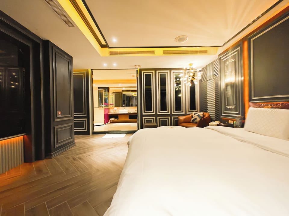 Romantic Room, 1 King Bed, Non Smoking | Hypo-allergenic bedding, minibar, individually furnished, desk