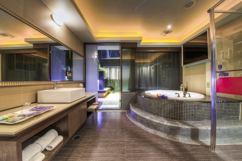 Premium Room, 1 King Bed, Non Smoking | Bathroom | Separate tub and shower, jetted tub, hydromassage showerhead