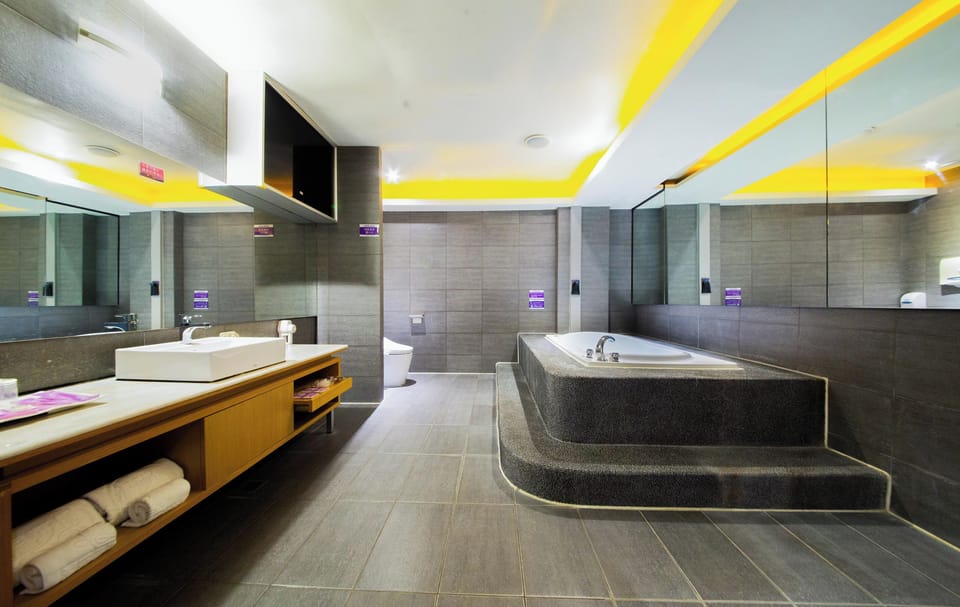 Design Room | Bathroom | Separate tub and shower, jetted tub, hydromassage showerhead