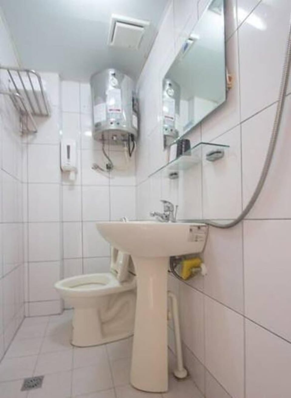 Comfort Double Room | Bathroom | Shower, hair dryer, slippers, towels