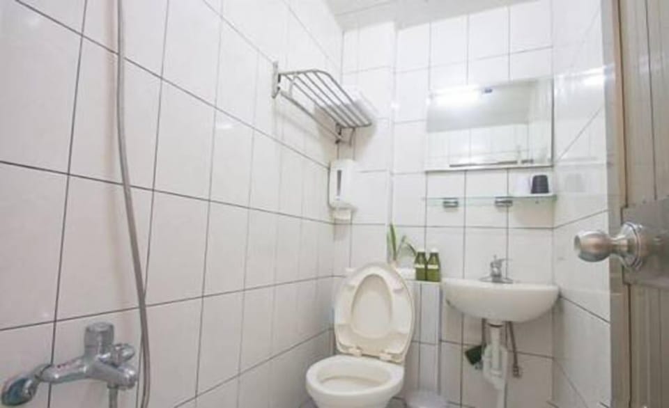 City Double Room | Bathroom | Shower, hair dryer, slippers, towels