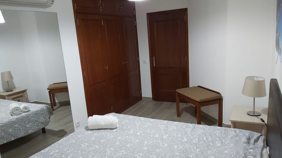 QUARTO 
grande roupeiro
espelho frente à cama 
**excelente para casais :)
