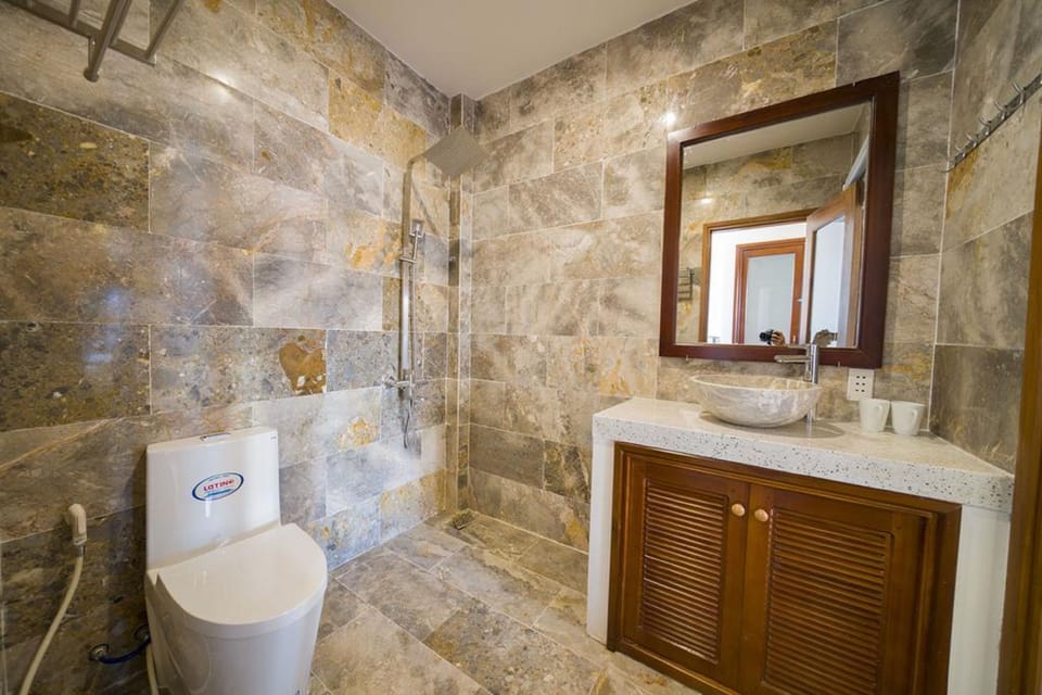 Deluxe Suite, 1 Double Bed, Non Smoking, Pool View | Bathroom | Shower, free toiletries, hair dryer, slippers