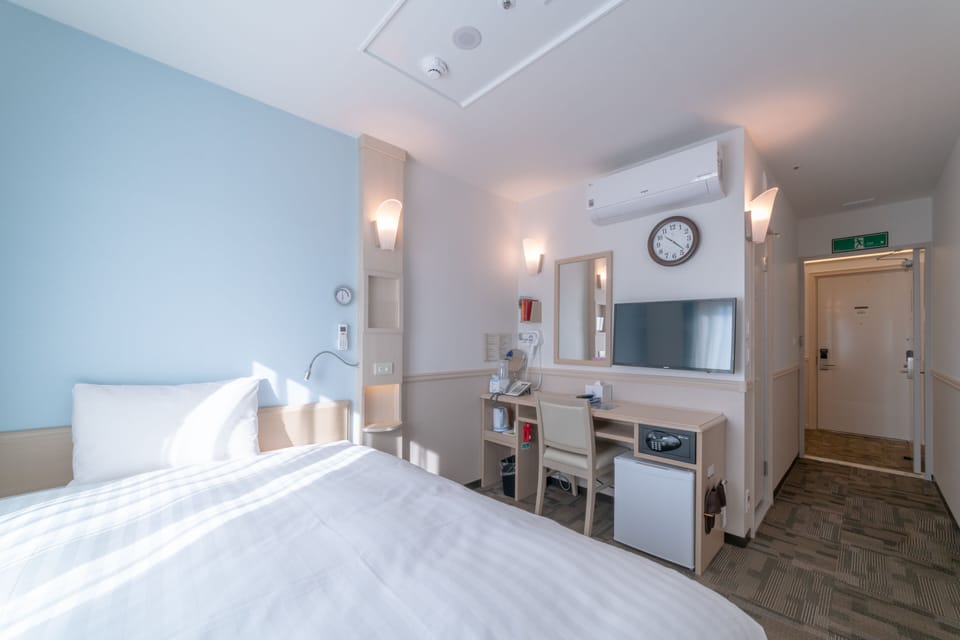 Single Room, 1 Double Bed, Non Smoking | In-room safe, blackout drapes, iron/ironing board, free WiFi