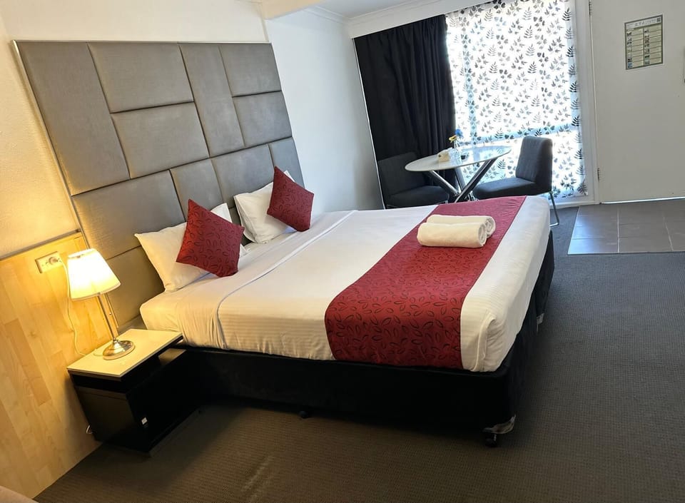 Executive Room, 1 King Bed | Desk, iron/ironing board, free WiFi, bed sheets
