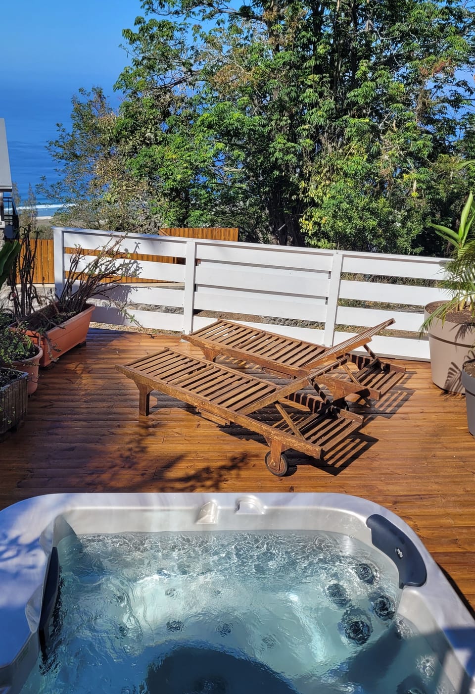 Outdoor spa tub