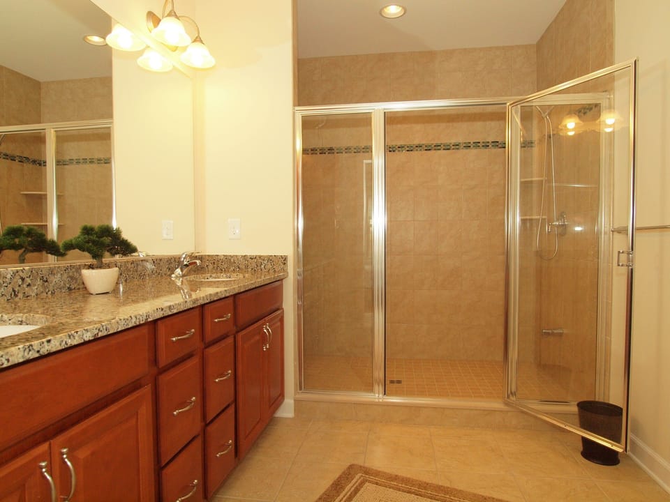 Full Ensuite Bathroom w/ Gorgeous Tile Work