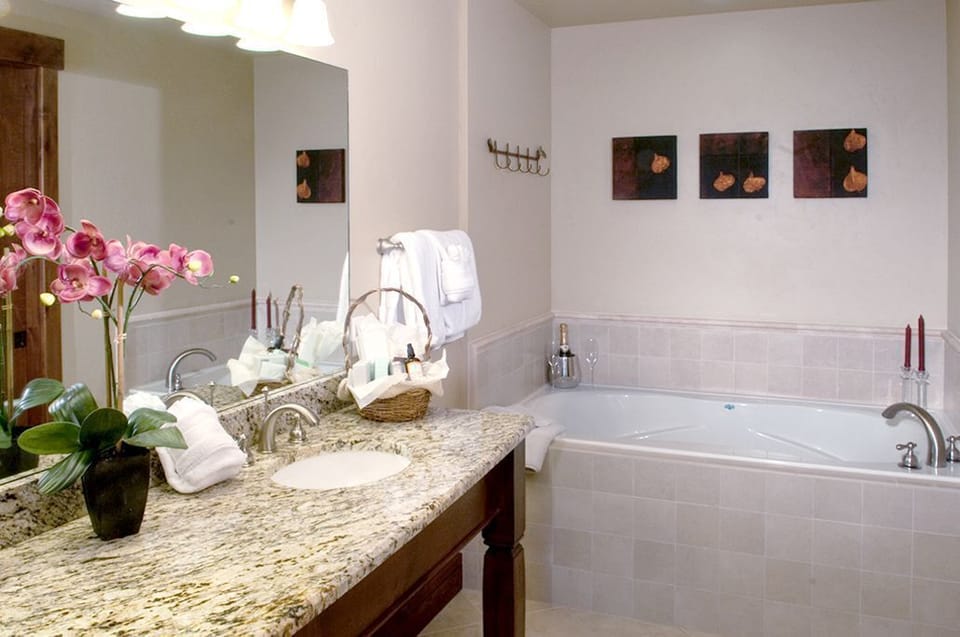 Lock-off suite full bathroom