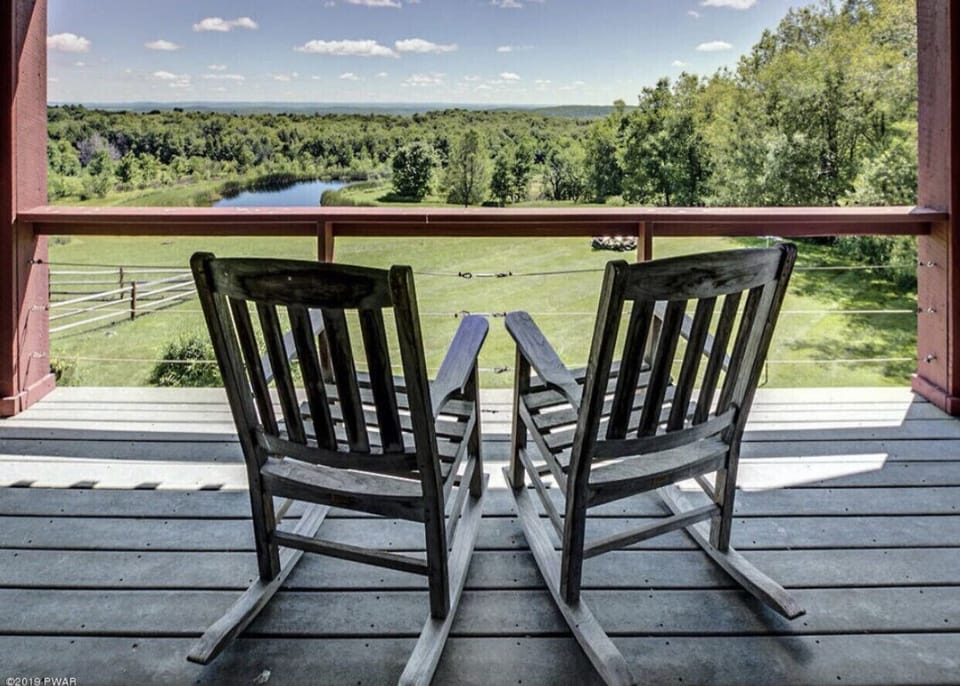 Beautiful Balcony overlooking Endless Mountains