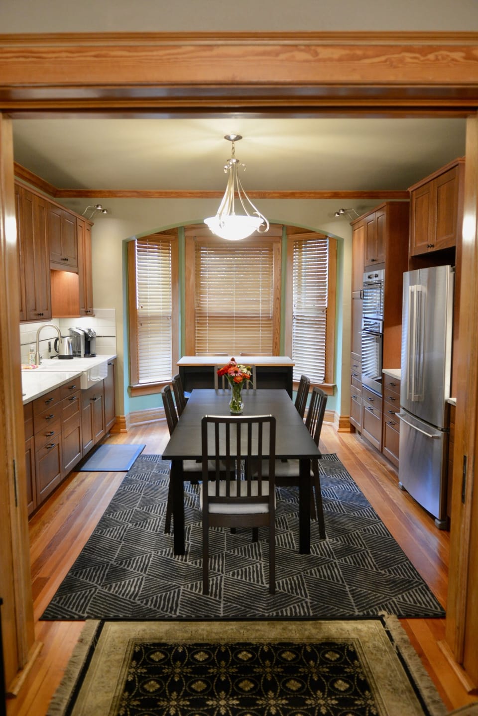 Oversized eat-in kitchen, fully equipped.