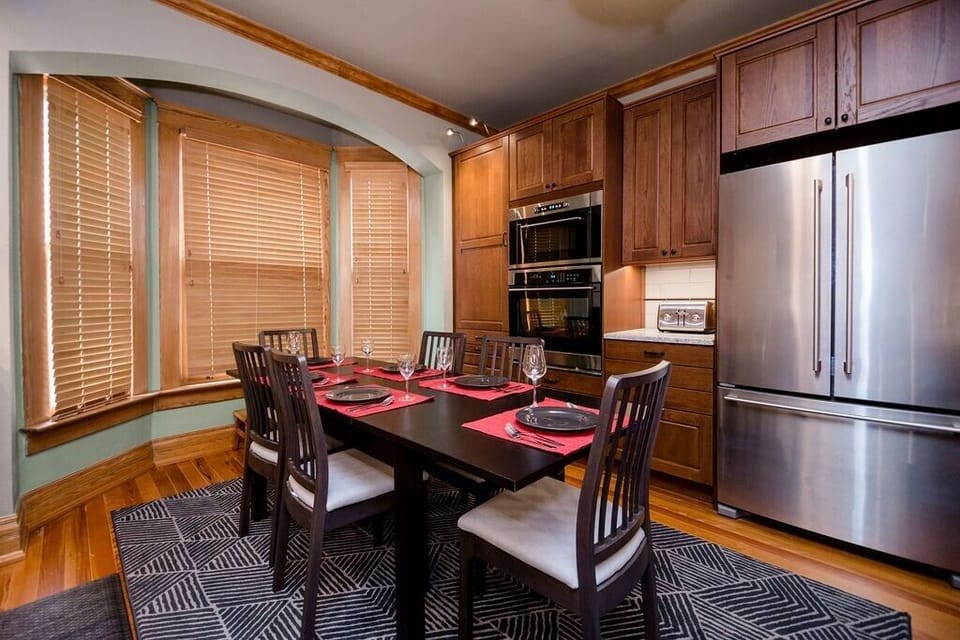 Kitchen bay window and dining area.
