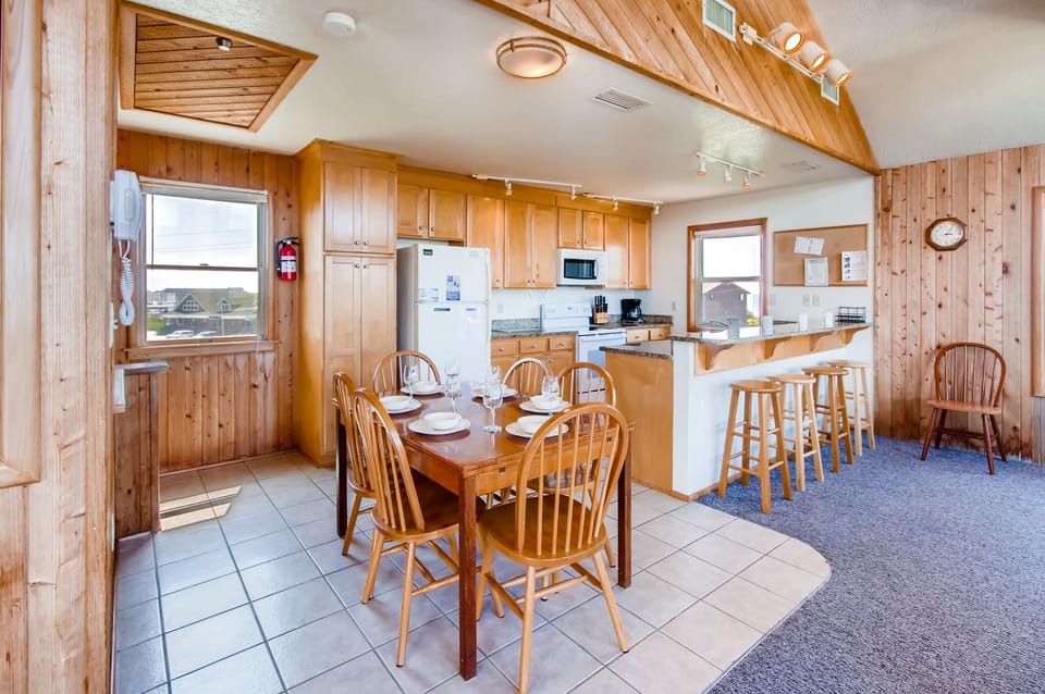 Surf-or-Sound-Realty-Sandflea-33-Dining-Area