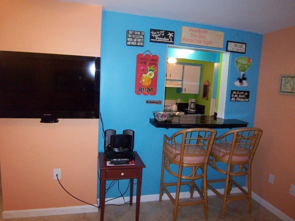 Lanai with access to the pool & kitchen bar