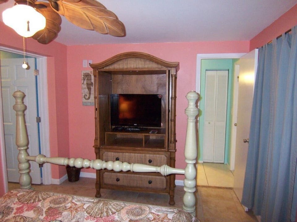 Master Bedroom (with TV/DVD player, private bathroom & access to pool)