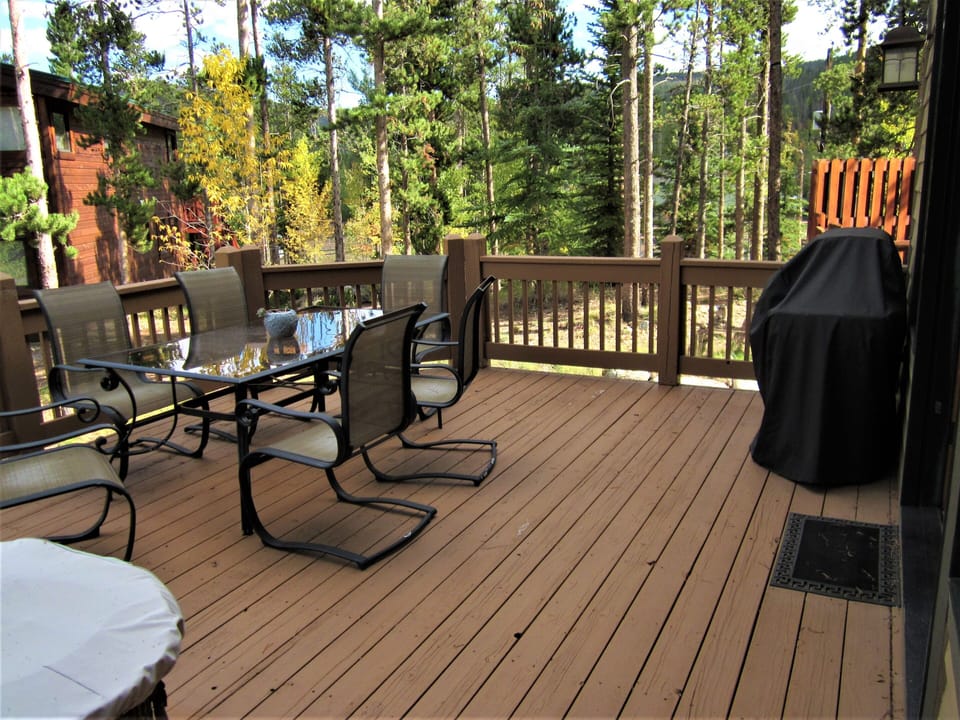 Main deck, grill and outside dining room
