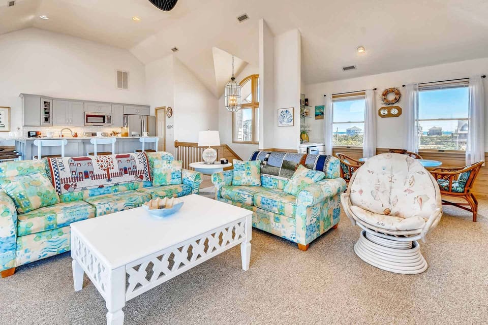 Great room with plenty of seating for friends an family.