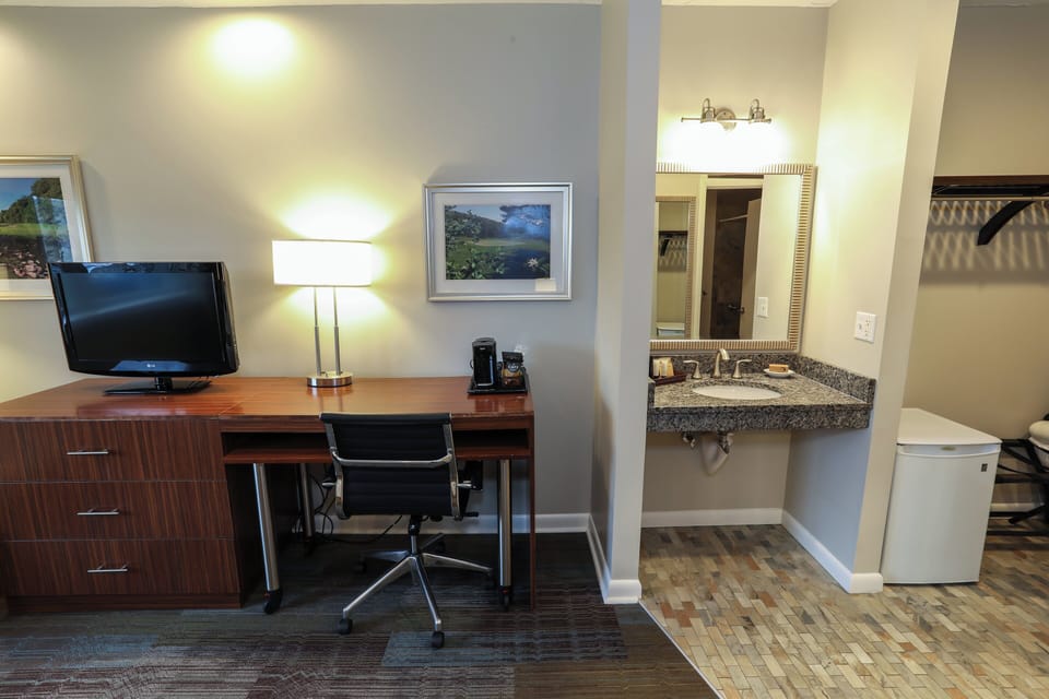 Room, 1 King Bed, Mobility Accessible (Alpine) | Individually decorated, desk, blackout drapes, iron/ironing board