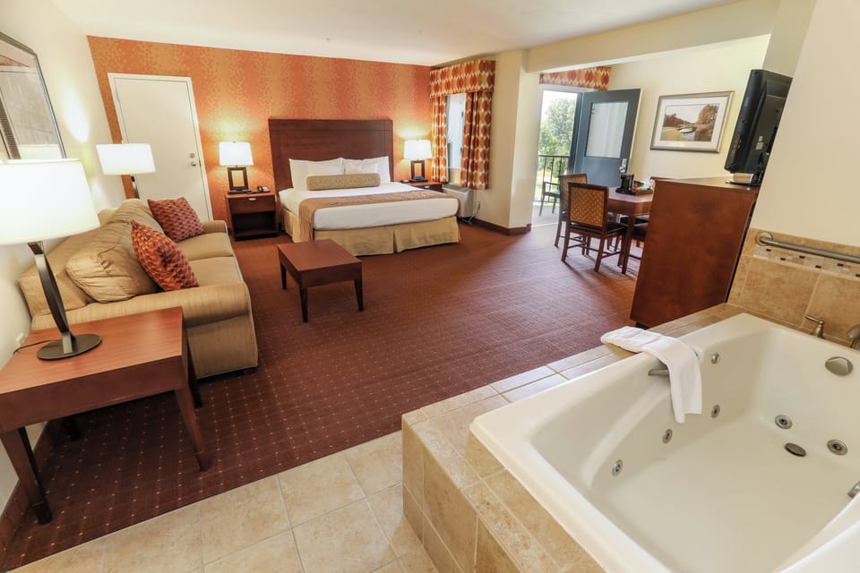 Deluxe Room, 1 King Bed (Fairway) | Individually decorated, desk, blackout drapes, iron/ironing board
