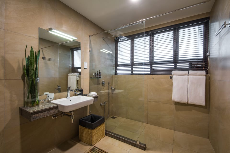 Family Chalet | Bathroom | Shower, free toiletries, hair dryer, bathrobes