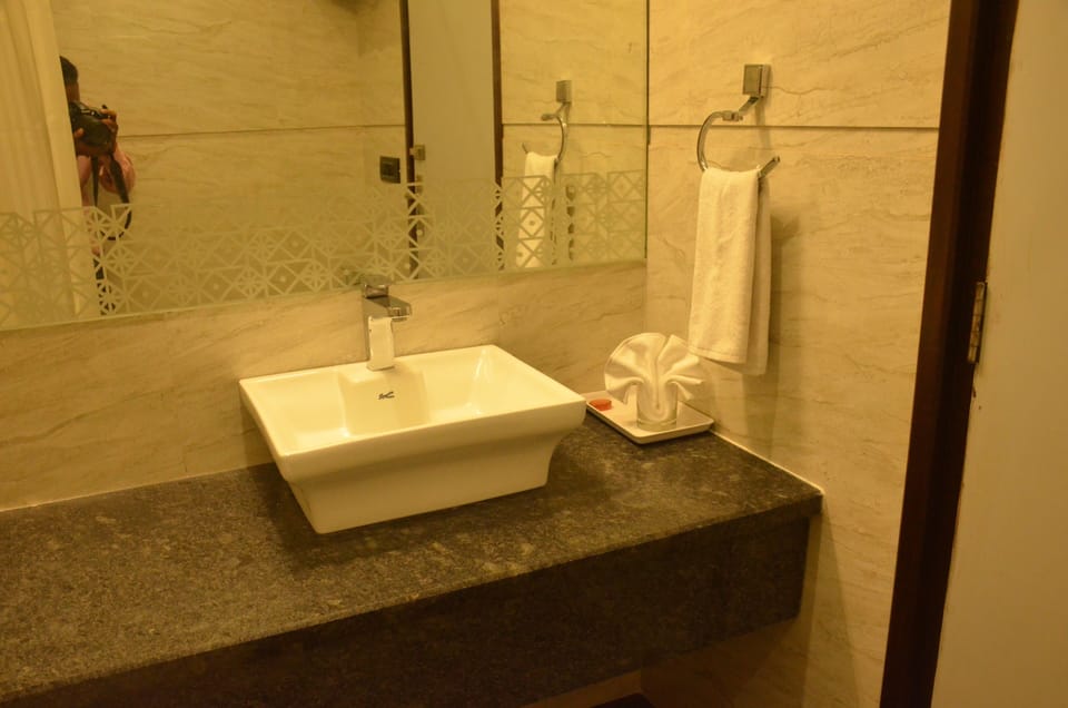 Executive Double Room, 1 Double Bed, Non Smoking | Bathroom | Shower