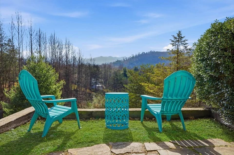 Outdoor seating in private vacation rental near asheville with mountain views