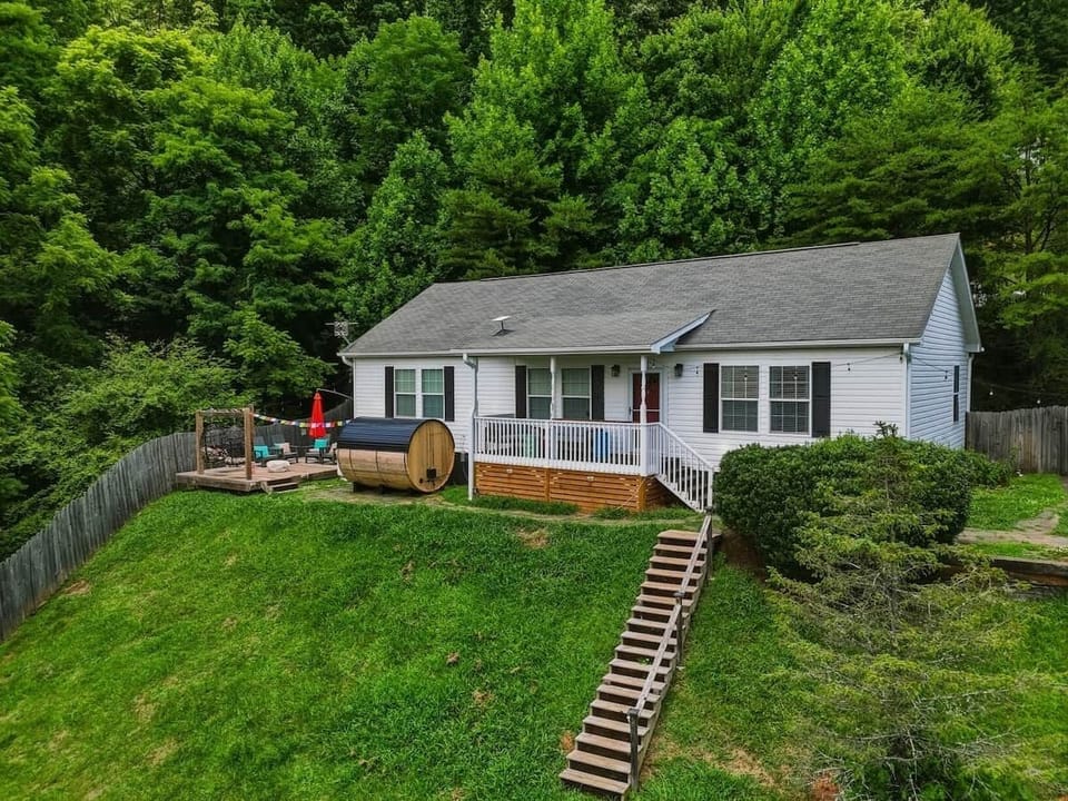Private ranch outside asheville with mountain views