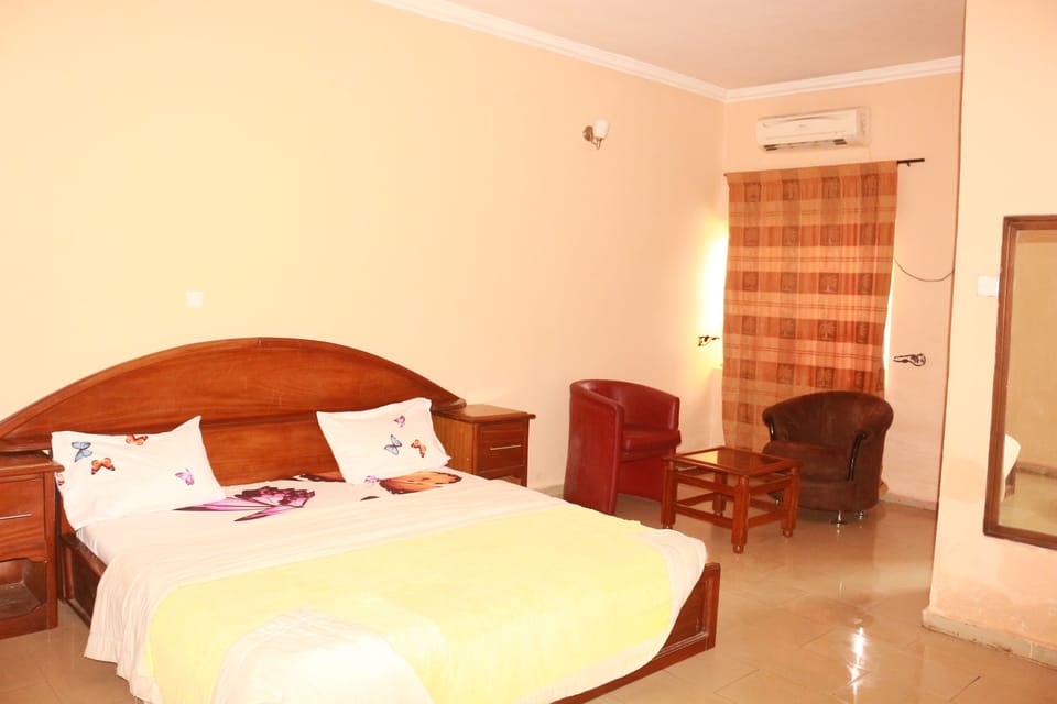 Single Room, 1 Double Bed, Non Smoking | Minibar, free WiFi, bed sheets