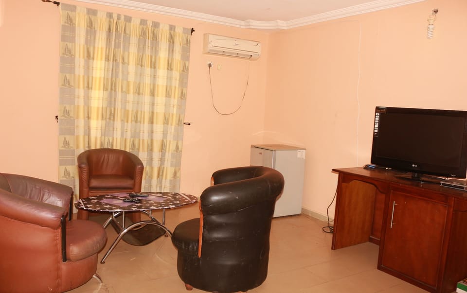 Suite, 1 Queen Bed, Non Smoking | Minibar, free WiFi, bed sheets