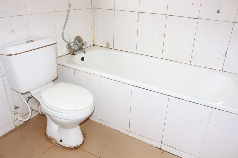 Combined shower/tub, deep soaking tub, towels