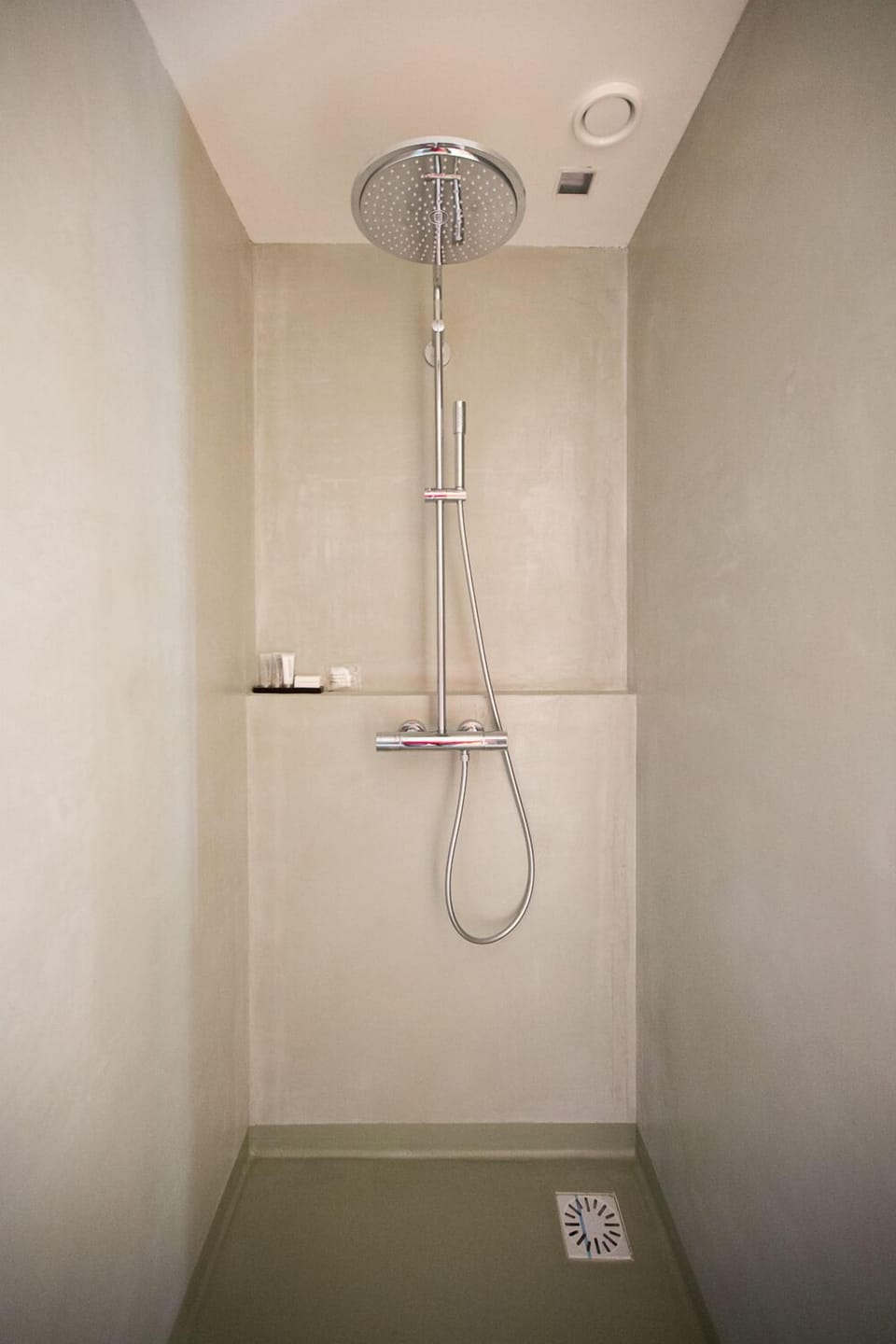 Exclusive Double Room (Room 12) | Bathroom | Shower, rainfall showerhead, free toiletries, hair dryer