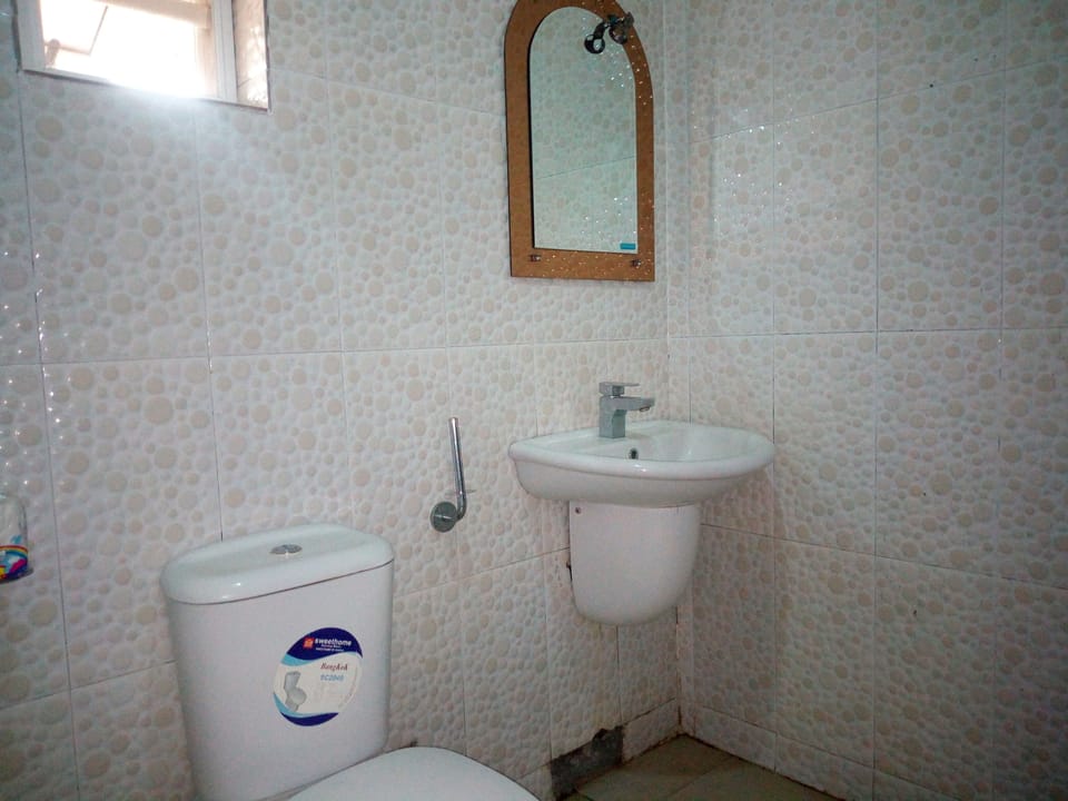 Shower, free toiletries, towels