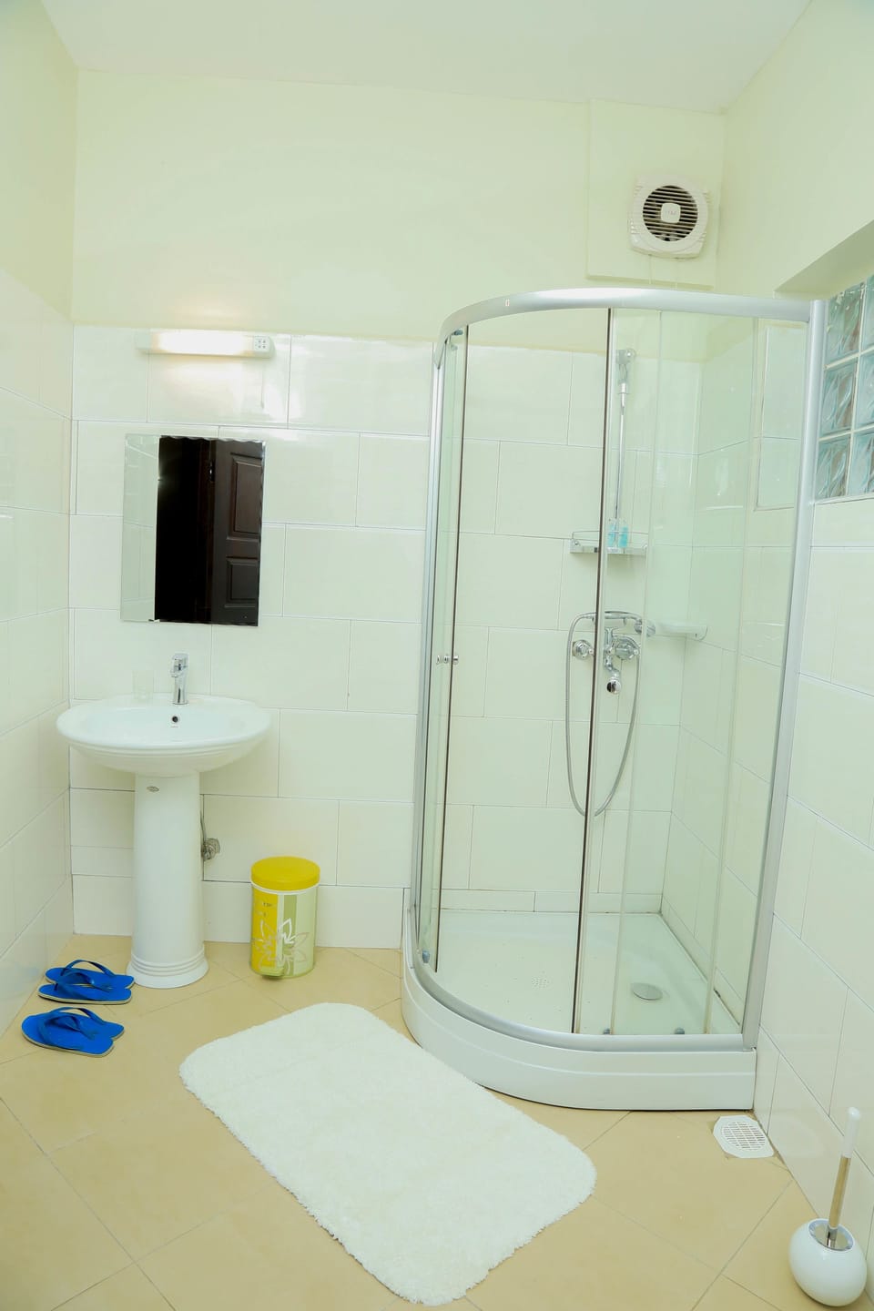 Deep soaking tub, free toiletries, slippers, towels