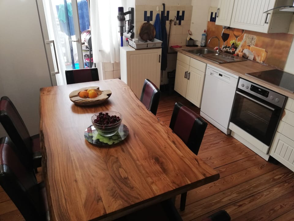 Full-size fridge, microwave, stovetop, coffee/tea maker