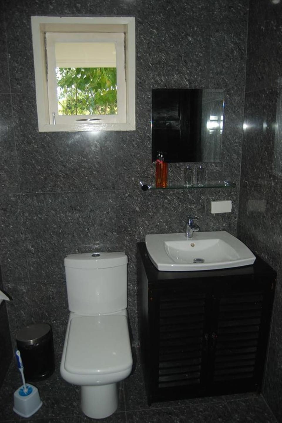 Shower, free toiletries, towels