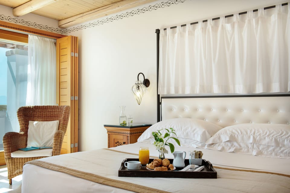 Free minibar, in-room safe, desk, soundproofing