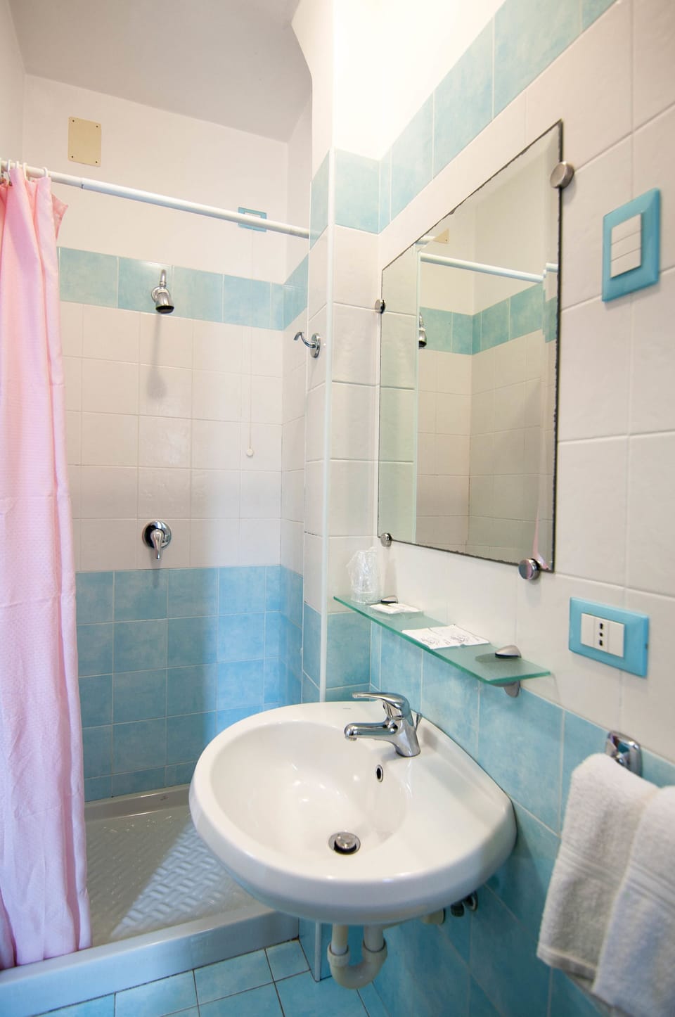 Single Room, 1 Twin Bed, Non Smoking | Bathroom | Shower, hair dryer, bidet, towels