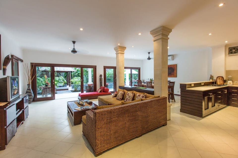 2Bed Villa 350meters to KuDeTa,Seminyak;