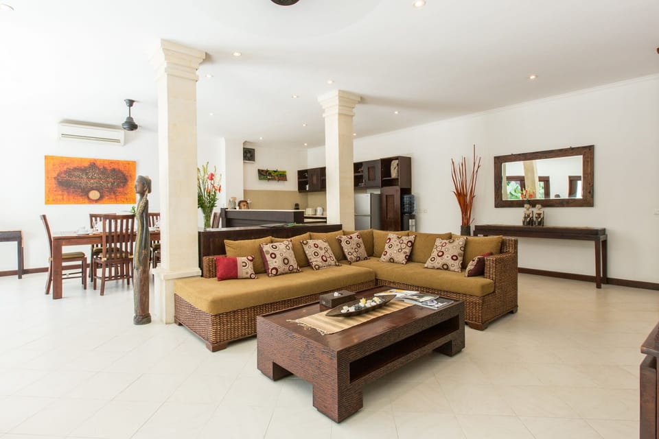 2Bed Villa 350meters to KuDeTa,Seminyak;