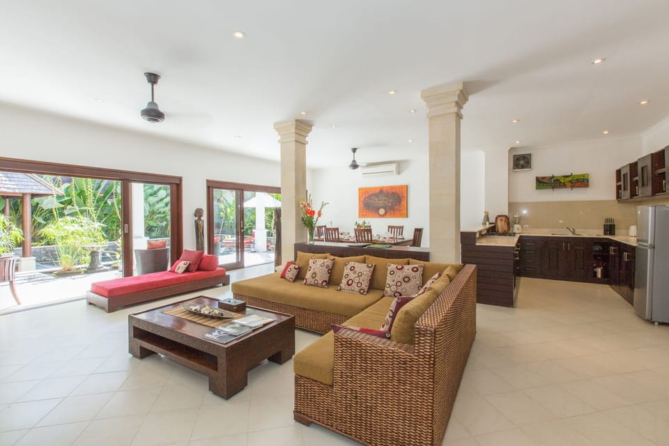 2Bed Villa 350meters to KuDeTa,Seminyak;