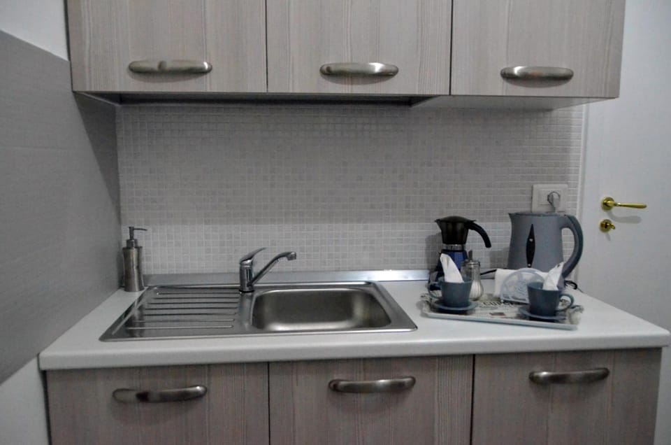 Shared fridge, electric kettle, cookware/dishes/utensils
