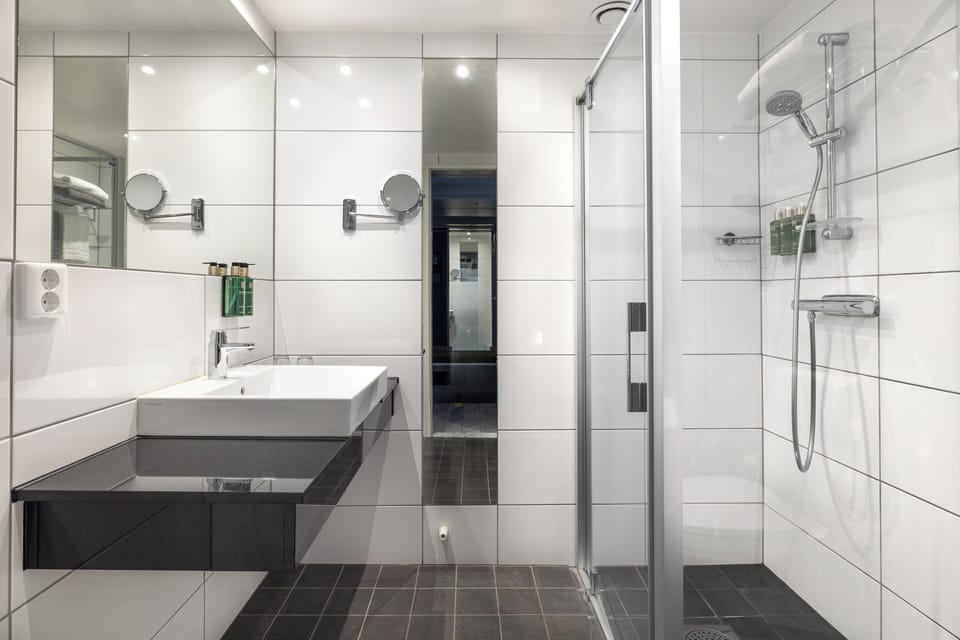 Standard Twin Room | Bathroom | Hair dryer, towels